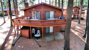 Outdoor dining - Beautiful Lake View Cabin with Private Beaches (Wisconsin Dells)