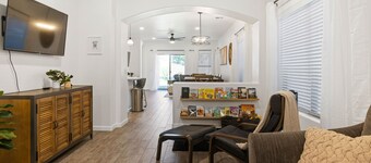 4 Bed with Community Pool, Game Room, Minutes to Bell Bank Park!