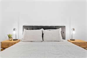 4 dormitoris, escriptori i planxa i posts de planxar 