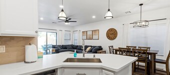 4 Bed with Community Pool, Game Room, Minutes to Bell Bank Park!