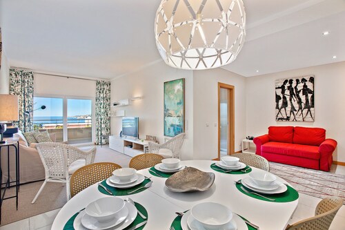 Luminous Sea View 2-bedroom Apartment in the Exclusive Quinta da Barracuda