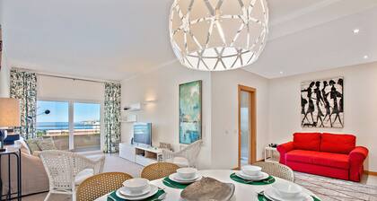 Luminous Sea View 2-bedroom Apartment in the Exclusive Quinta da Barracuda