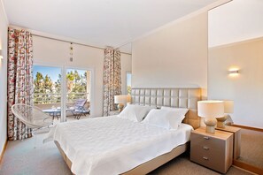 2 chambres, coffres-forts dans les chambres, fer et planche à repasser