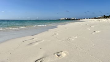 NĂ€ra stranden, solstolar och strandhanddukar