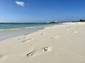 Playa en los alrededores, camastros y toallas de playa