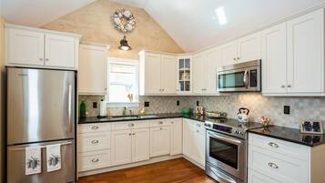 Frigorífico, microondas, horno y placa de cocina