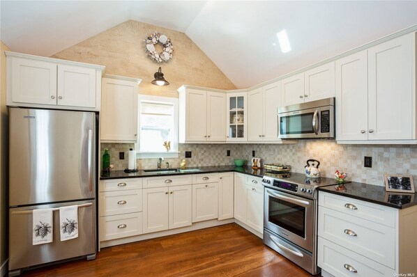 Fridge, microwave, oven, stovetop - Walk to Love Lane! Immaculately renovated private cottage. (Mattituck)