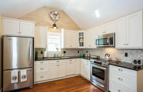 Walk to Love Lane! Immaculately renovated private cottage.