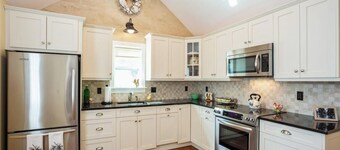 Walk to Love Lane! Immaculately renovated private cottage.