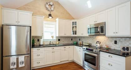 Walk to Love Lane! Immaculately renovated private cottage.