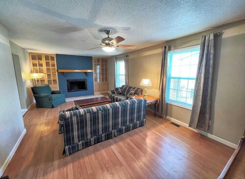 Spacious, Cozy Lake House near lake and restaurants at Lake of the Ozarks. 