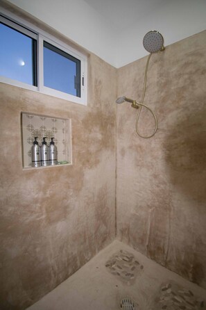 Douche, sèche-cheveux, serviettes fournies, savon