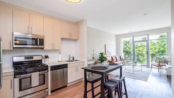 Full-size fridge, microwave, oven, stovetop