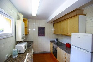 Een koelkast, een microgolfoven, een oven, een vaatwasser