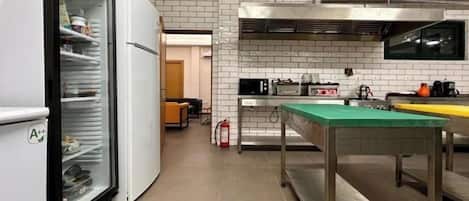 Réfrigérateur, four à micro-ondes, surface de cuisson, lave-vaisselle