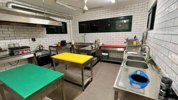 Kühlschrank, Mikrowelle, Herdplatte, Geschirrspüler