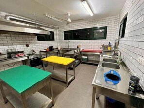 Kühlschrank, Mikrowelle, Herdplatte, Geschirrspüler