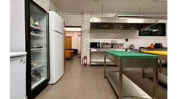 Réfrigérateur, micro-ondes, plaque de cuisson, lave-vaisselle