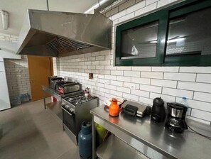 Kühlschrank, Mikrowelle, Herdplatte, Geschirrspüler