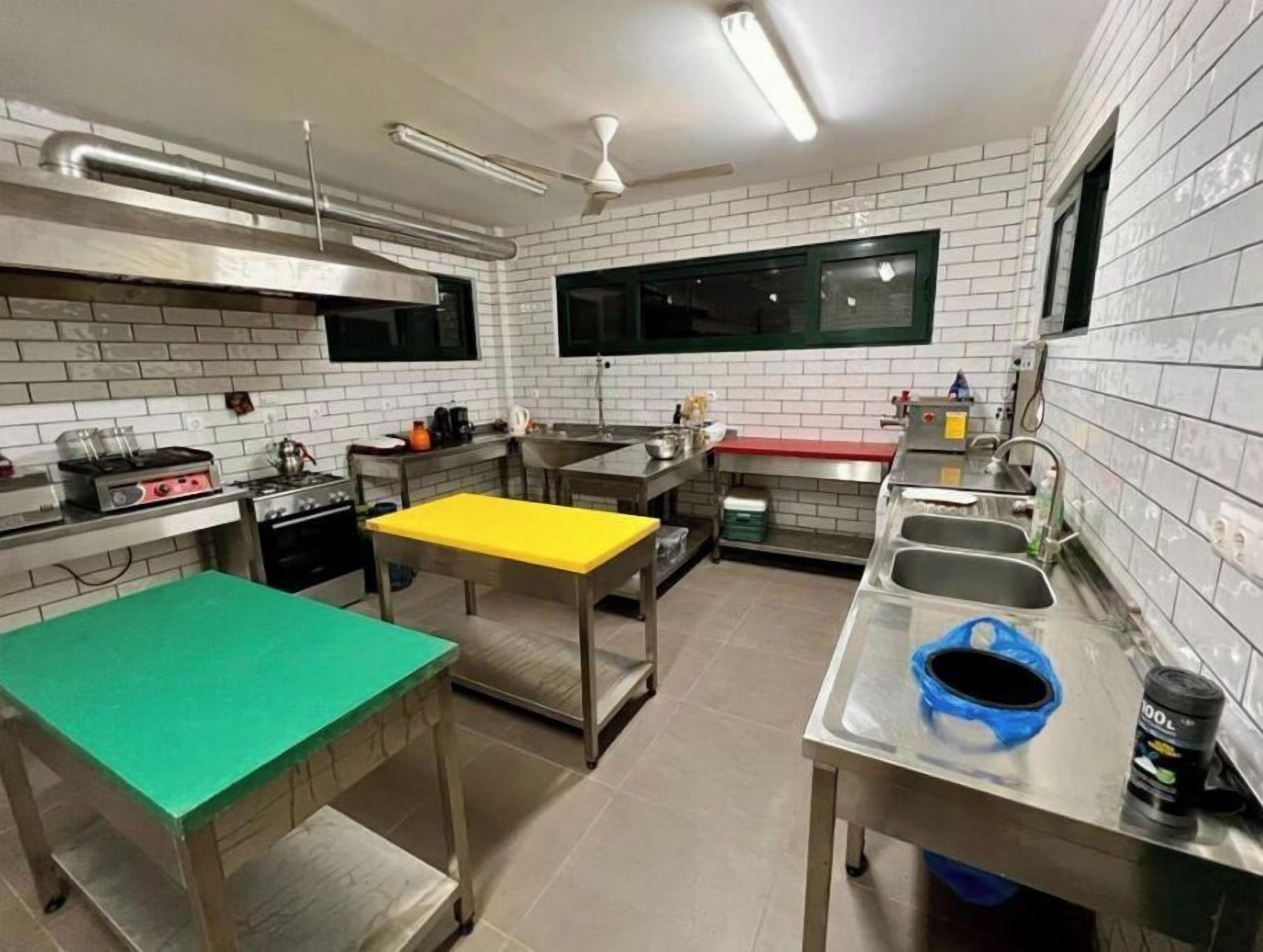 Réfrigérateur, micro-ondes, plaque de cuisson, lave-vaisselle