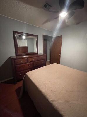 3 bedrooms, desk, iron/ironing board, free WiFi
