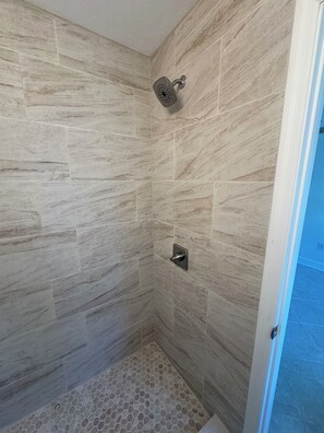 Dusche, Haartrockner, Handtücher, Seife