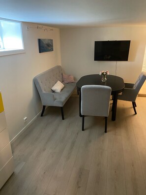 Dining - Nice, modern 3-bedroom apartment close to beach and city centre (Kristiansand)