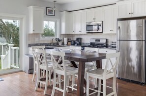 Een koelkast, een microgolfoven, een oven, een kookplaat