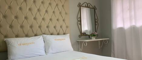 Junior-Zimmer, 1 Queen-Bett, Stadtblick | Bügeleisen/Bügelbrett, kostenloses WLAN, Bettwäsche