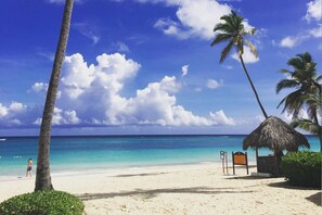 Plage privée, sable blanc, chaise longue, parasol