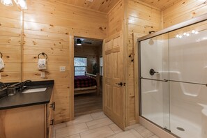 Shower, jetted bath, hair dryer, towels - ⛰️Li'l Red Express Cabin in Pigeon Forge🌄Close to Dollywood🎢 & The Island  (Pigeon Forge)