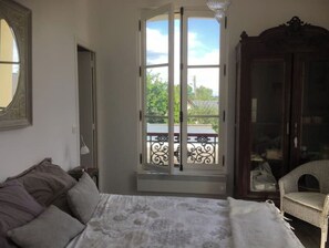 2 chambres, bureau, fer et planche à repasser