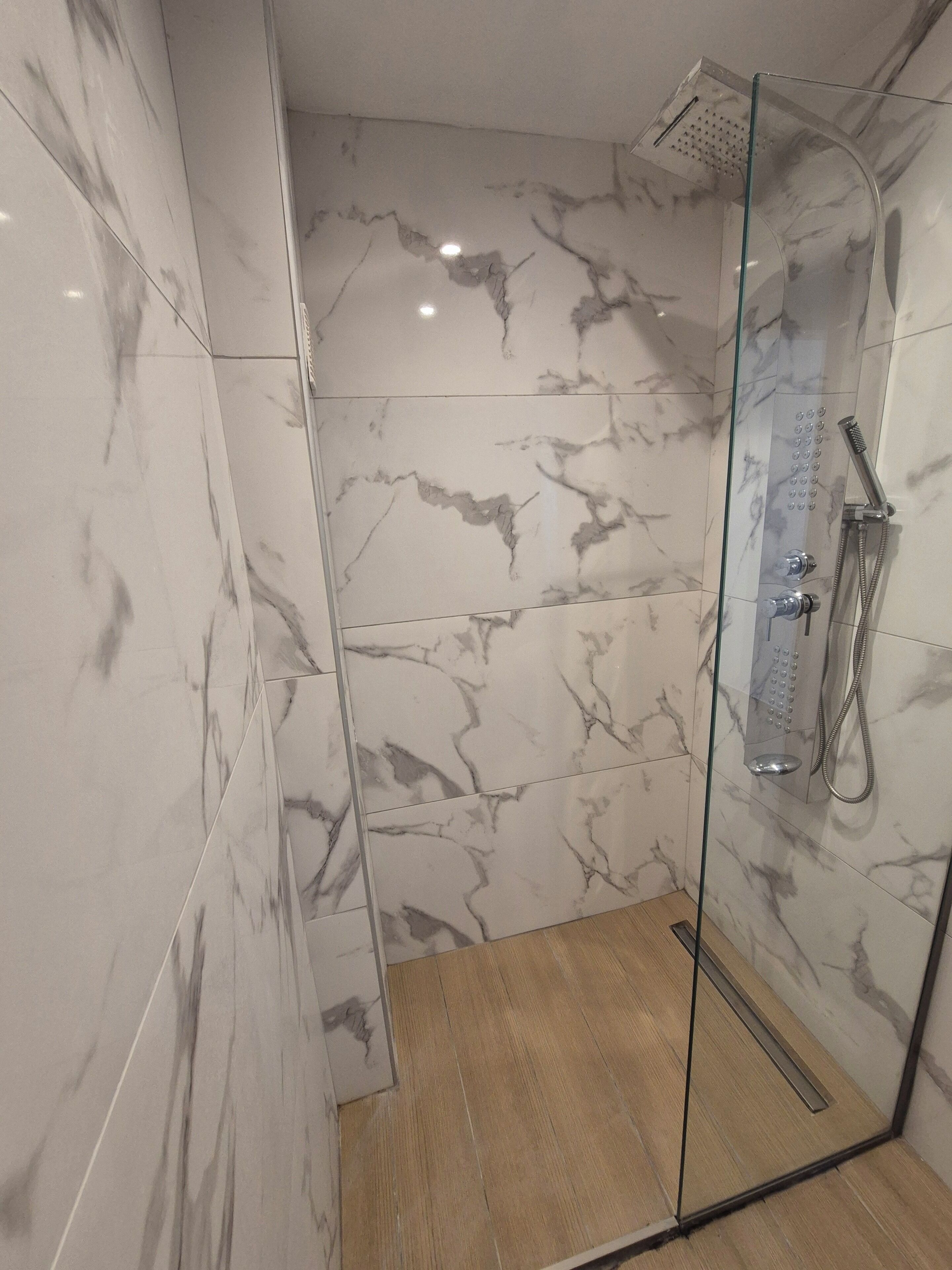 Comfort Double Room, Balcony, Garden View | Bathroom | Shower, hydromassage showerhead, free toiletries, hair dryer
