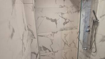Comfort Double Room, Balcony, Garden View | Bathroom | Shower, hydromassage showerhead, free toiletries, hair dryer