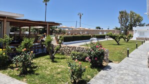 Ein Resort mit Außenbereich, einem Pool und einem Blumengarten.