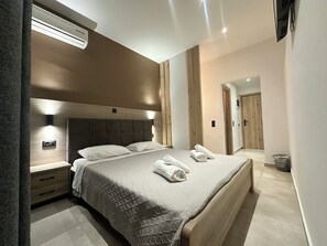 Quarto casal conforto, sacada, vista para o jardim