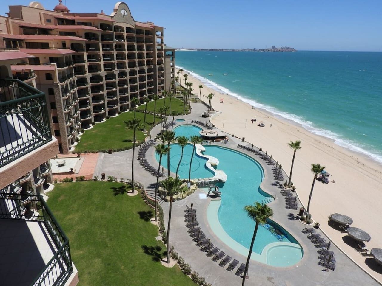 Een buitenzwembad, een verwarmd zwembad