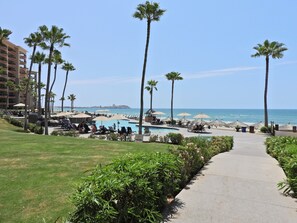 Utendørsbasseng og et oppvarmet basseng