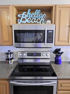 Kjøleskap, mikrobølgeovn, ovn og kokeplater