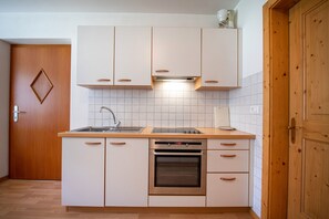 Frigorífico, horno, placa de cocina y lavavajillas