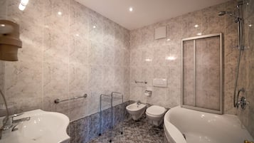 シャワー、ヘアドライヤー、タオル