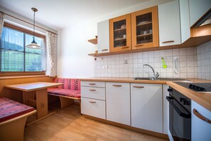 Frigorífico, horno, cafetera o tetera y utensilios de cocina