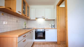 KĂŒhlschrank, Ofen, Wasserkocher mit Kaffee-/Teezubehör