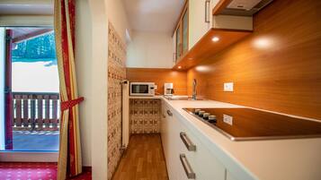 Refrigerador, microondas, lavavajillas y cafetera y tetera