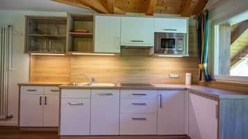 Køleskab, mikrobølgeovn, kaffe-/temaskine