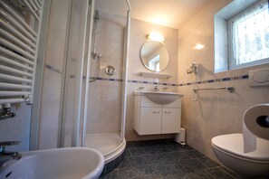 Dusche, Haartrockner, Handtücher