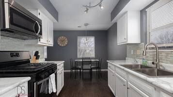 Refrigerador, microondas, horno y utensilios de cocina