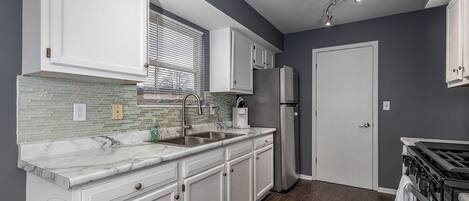 Refrigerador, microondas, horno y utensilios de cocina