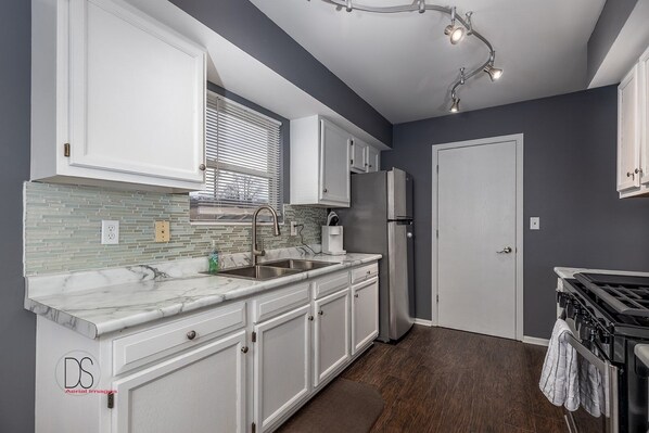 冷蔵庫、電子レンジ、オーブン、調理器具と食器