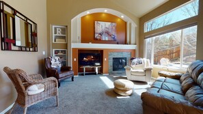 Smart TV, chimenea, reproductor de DVD y tenis de mesa